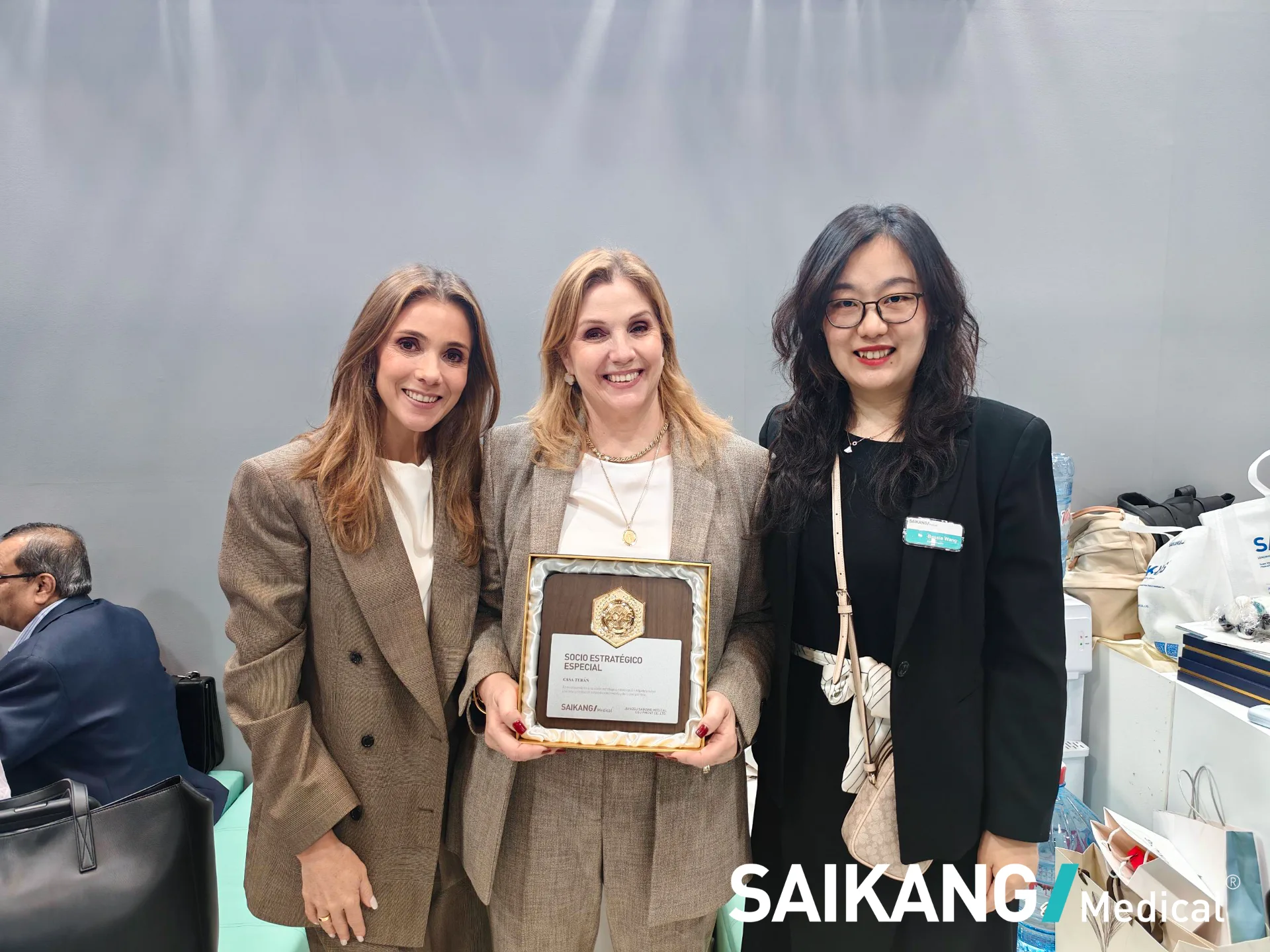 SAIKANG MEDICAL team presenting AInno Light M LED surgical light to global buyers
